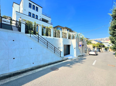 【前面道路含む現地写真】 | ◆◇横浜市青葉区美しが丘三丁目　中古戸建◇◆ | ◆前面道路も幅員があり車の運転も安心！前面道路は閑静な住宅地。車通りの少ない道路です。お子様にも安心です。