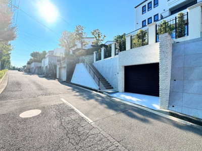 【前面道路含む現地写真】 | ◆◇横浜市青葉区美しが丘三丁目　中古戸建◇◆ | ◆その邸が魅せる、気品・上質・重厚感・極細やかさ、そのすべては訪れた者に安らぎと品性を与える特別な空間です。ここに住むからこそ意味がある。すべての（始まり）をここから迎えます。