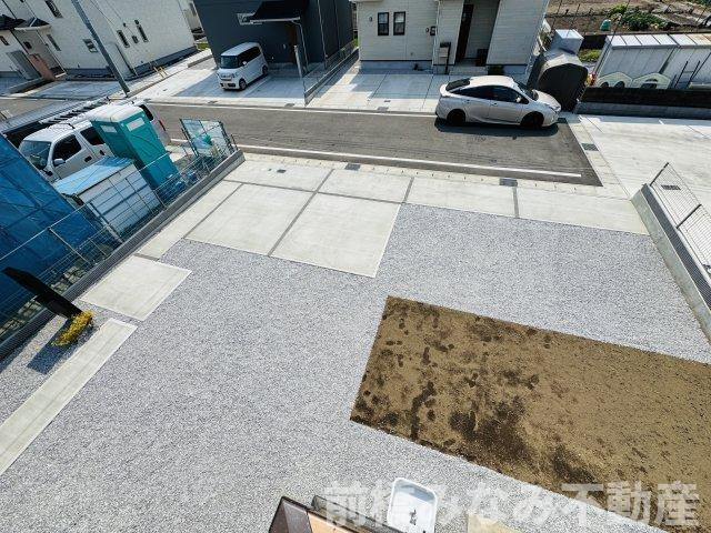 前橋市総社町総社4期　限定1棟　ブルーミングガーデン　新築建売の前面道路含む現地写真|駐車場があるので、車を買う予定の方も安心です