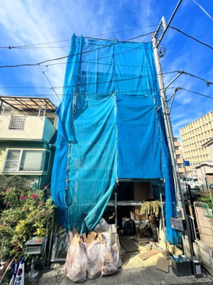 【前面道路含む現地写真】 | ◆磯子区森新築住宅◆ | 堂々たる趣ながら、主張し過ぎずどこか余裕を感じさせるシャープなフォルムで佇む邸宅は、晴天の空と照らし合わせる事で、本来あるべき完成形の姿を見せてくれます。