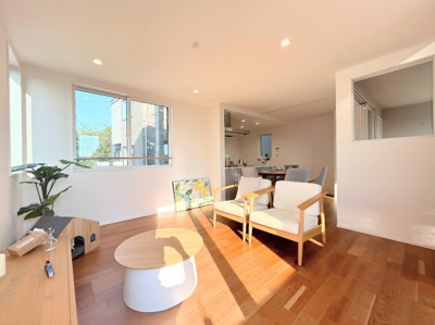 【内観：施工例】 | ◆磯子区森新築住宅◆ | 【モデルルーム】◆家族で食卓を囲むダイニングスペースと、ソファでゆったりくつろぐリビングスペースがしっかり区切られているので家具の配置や用途を使いわけしやすいです。