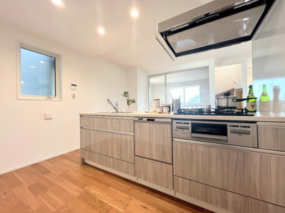 【内観：施工例】 | ◆磯子区森新築住宅◆ | 【モデルルーム】◆ご家族みんなで調理ができる位のスペースを実現したキッチン空間となっております。みんなで作った料理を召し上がりながらの会話は、どのような物になるのでしょうか。