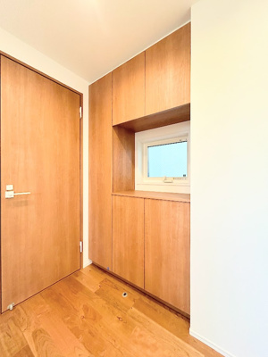 【内観：施工例】 | ◆磯子区森新築住宅◆ | 【モデルルーム】◆ご家族の1日が始まり、1日が終わりを締めくくる洗面空間。洗濯機を配置しても十分なスペースを確保した設計となっております。