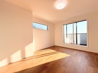 【内観：施工例】 | ◆磯子区森新築住宅◆ | 【モデルルーム】◆室内はいつも明るい印象なので気持ちの良い朝を迎えられます。各部屋にはクローゼットを完備しており、収納が多いお家はすっきりして快適空間です。