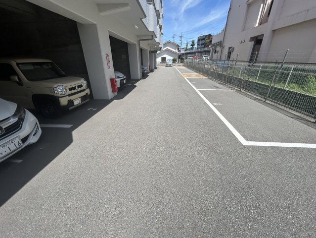 サンクレール本多聞の駐車場