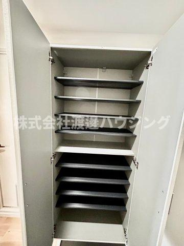 レジデンスデュオ江坂の収納|天井高シューズBOX