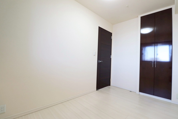 【洋室】 | 【洋室4.7帖】梁が目立ちにくい設計で、ワイドな窓からたっぷりと光が差し込む明るい室内！腰窓がバルコニーの室外機を視線からうまく隠してくれます！