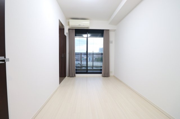 【洋室】 | 【洋室5.0帖】バルコニーに面した掃き出し窓つきの洋室！2つのクローゼットがついて収納力豊富！