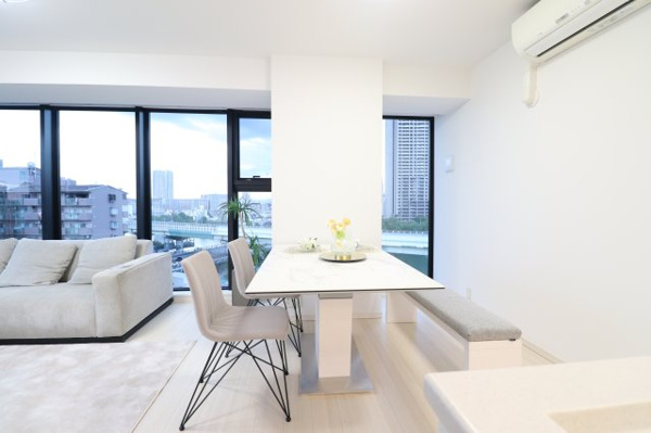 【居間・リビング】 | 【リビング】食事をしながら外の景色が見えるので、家族団らんもさらに楽しめます！