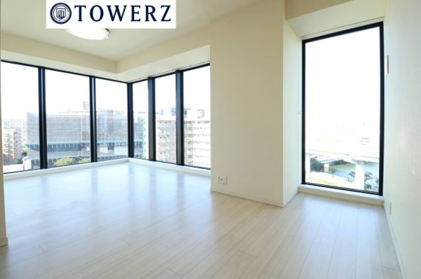 【居間・リビング】 | 【リビング】柱のサイズはちょうどテーブル天板と同じくらいの大きさで、家具を配置すると馴染み良いです！