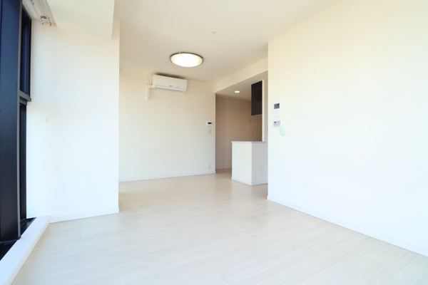 【居間・リビング】 | 【リビング】ハイサッシのFIX窓でダイナミックな眺望を楽しめて、解放感たっぷり！