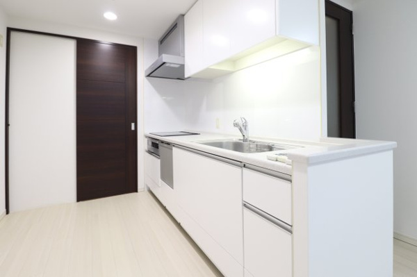 【居間・リビング】 | 【リビング】LDKは窓が多く、日差しがたっぷり差し込む明るい空間。セミオープンキッチン仕様で、リビングからは生活感が見えにくく、すっきりとした印象に◎