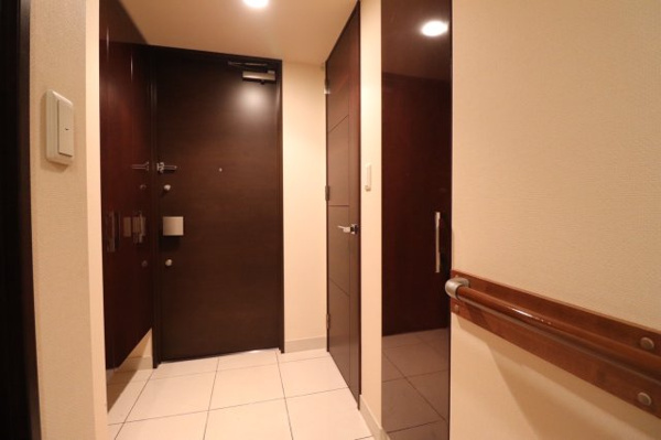 【キッチン】 | 【キッチン】2WAYキッチンで家事動線が楽ちん！吊り戸棚もついて収納力豊富★
ガラス付きのリビングドアで廊下側にも自然光が届く！