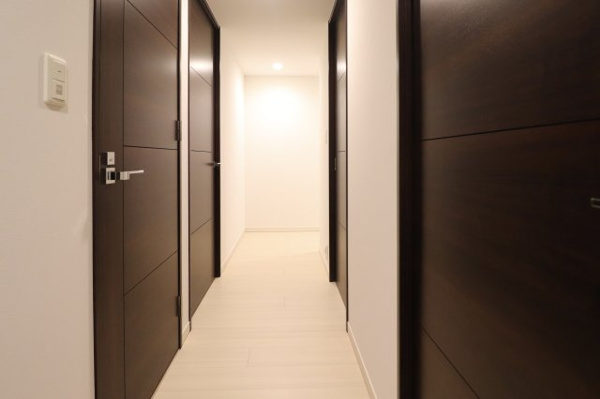 【玄関】 | 【玄関】納戸（0.7帖）・天井高シューズボックス・廊下物入つきで、玄関まわりの収納もばっちり◎