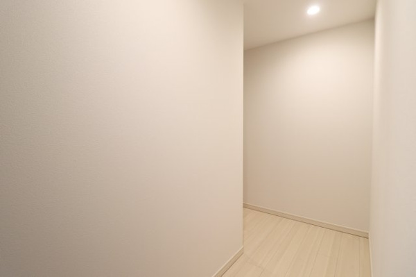 【その他】 | 【室内廊下】玄関から各洋室につづく廊下はプライバシー性高い！明るい床で圧迫感も少ない！