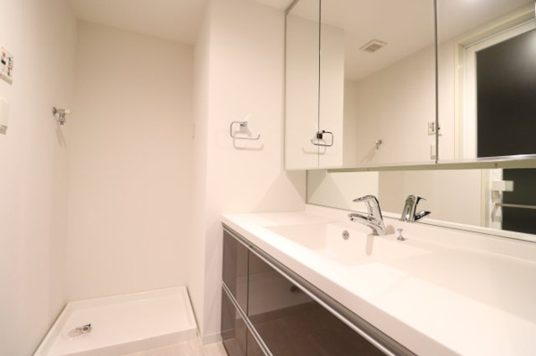 【その他】 | 【室内廊下】リビングダイニングから玄関につづく廊下。アートなどが映えるすっきりとした空間！2WAY導線でいつゲストを招いても、生活感が出にくく安心！