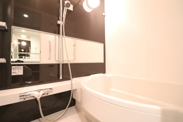 【独立洗面台】 | 【洗面室】洗濯パン新調、クッションフロア貼替済！三面鏡の下に「チャイルドミラー」がついて、背丈の小さなお子様もひとりで使用できる！