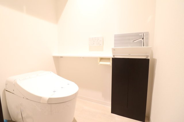 【浴室】 | 【浴室】ワイド浴槽でゆったりとくつろげ、日頃の疲れもリフレッシュ。ワイドミラー付きで浴室全体が広々と感じられます！