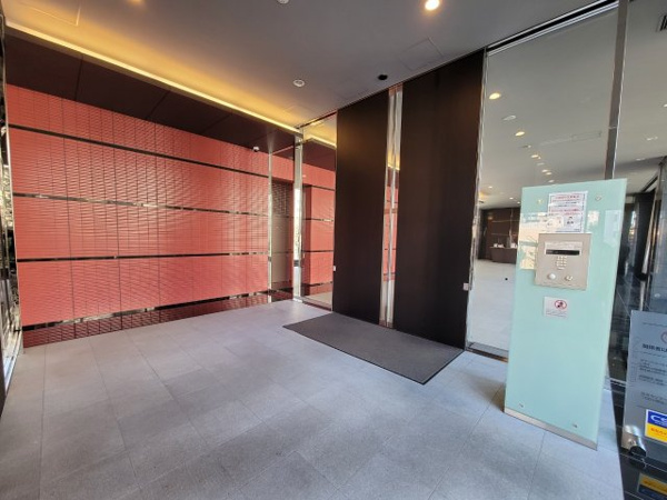  | 【エントランス外観】二層吹き抜けのエントランスアプローチです！エスカレーターでメインエントランスへ！