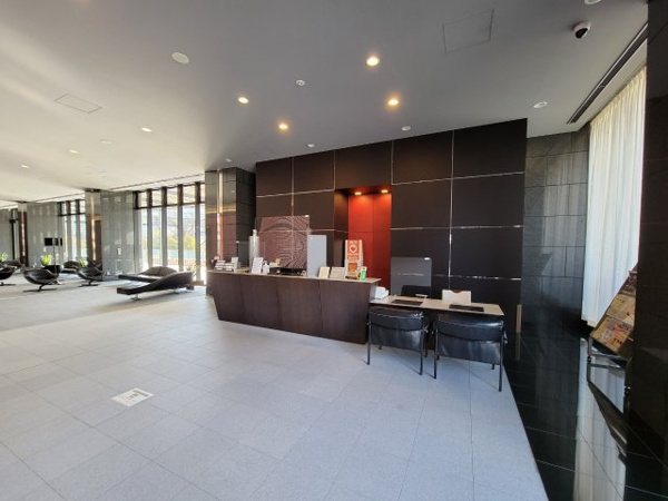 【エントランス】 | 【風除室】赤色のタイルが目を惹く、大胆な空間デザイン。オートロックで、セキュリティもばっちり◎