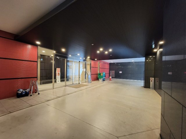 【エントランス】 | 【コンシェルジュカウンター】各種取次・紹介など、丁寧なサービスで都心の快適な生活をサポート！