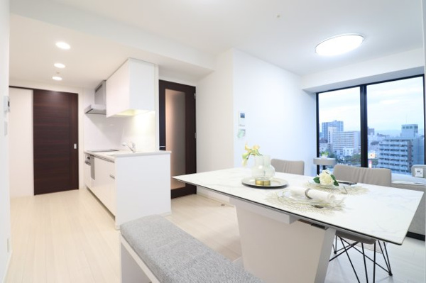 【居間・リビング】 | 【リビング】角部屋ならではのダイナミックビュー！白基調の明るくゆとりある空間です！