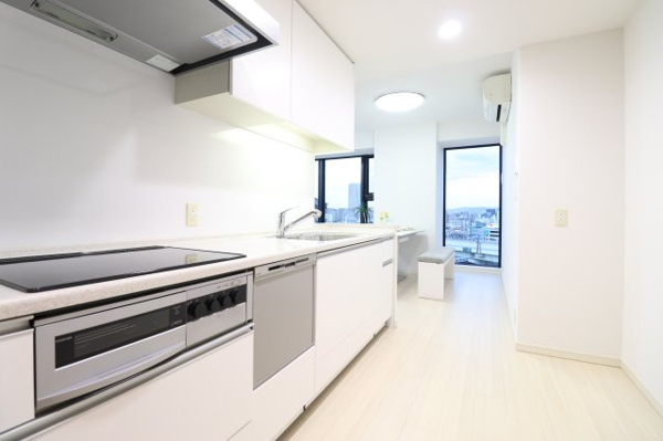 【居間・リビング】 | 【リビング】キッチンとダイニングが一直線で家事動線も楽ちん！クローズドな配置でも広々と利用できます！