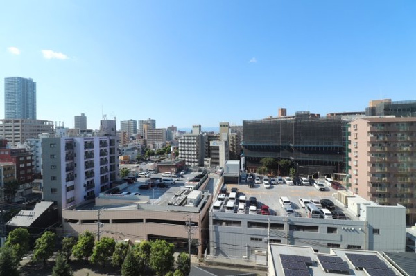 【キッチン】 | 【キッチン】キッチンからリビング方向に眺望が抜けるので開放感たっぷり！吊戸棚もついて収納力も十分です！＊食洗器前面は白色にシートを貼替予定