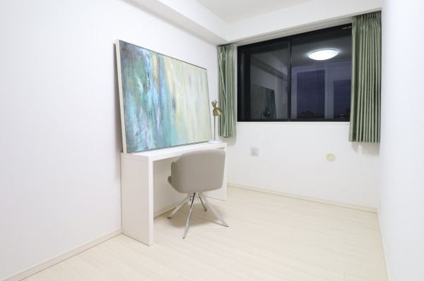 【洋室】 | 【洋室6.0帖】クイーンorキングサイズのベッドも入る、広々とした寝室！角部屋ならではのFIX窓で、眺望を楽しめます！