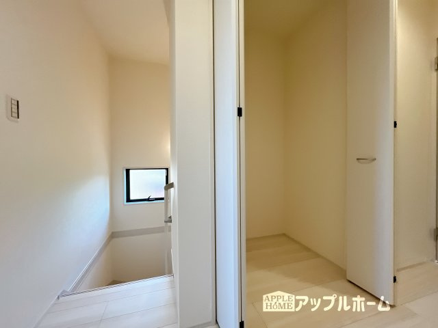 熊谷市石原1丁目　新築住宅の収納|階段横にも収納スペースあり