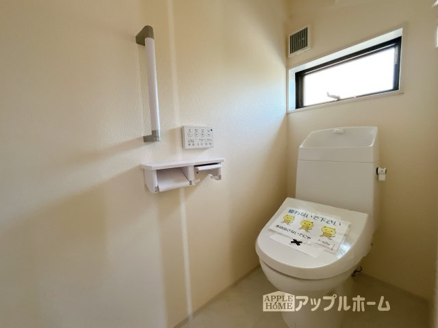 熊谷市石原1丁目　新築住宅のトイレ|窓付きで明るく、快適空間となっております