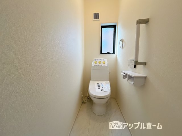 熊谷市石原1丁目　新築住宅のトイレ|窓付きで明るく、快適空間となっております