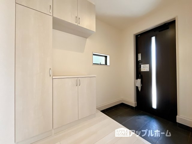 熊谷市石原1丁目　新築住宅の玄関|明るくて清潔感溢れる玄関。便利な下駄箱収納付きです