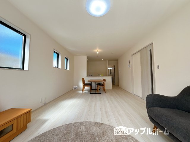熊谷市石原1丁目　新築住宅の居間・リビング|広々リビング×対面キッチンで家族の会話も弾みます