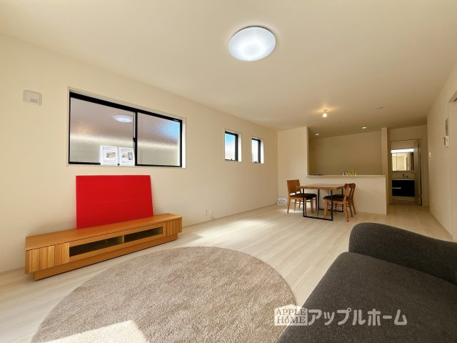 熊谷市石原1丁目　新築住宅の居間・リビング|明るい日差しがさすリビングは、家族の憩い空間