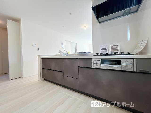 熊谷市石原1丁目　新築住宅のキッチン|リビング・ダイニングで過ごすご家族を見守りながら作業が可能な対面式のキッチン