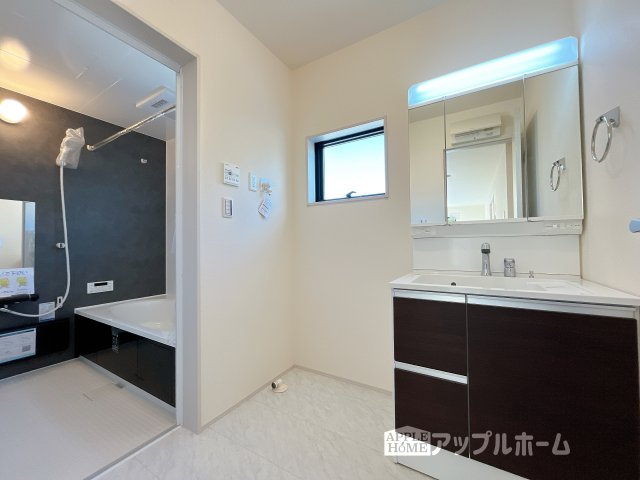 熊谷市石原1丁目　新築住宅の独立洗面台|三面鏡付きの洗面化粧台ですので、たっぷりと収納いただけます