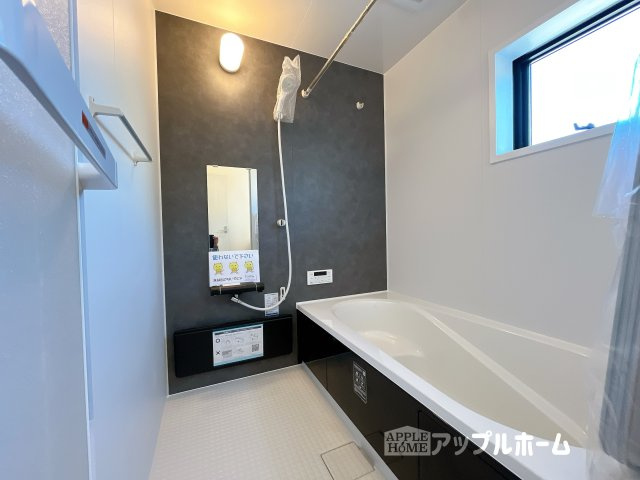 熊谷市石原1丁目　新築住宅の浴室|窓付きのバスルームは、採光もあり明るく気持ちの良い空間です。窓があることで、換気環境も良好。掃除もスムーズに出来ます