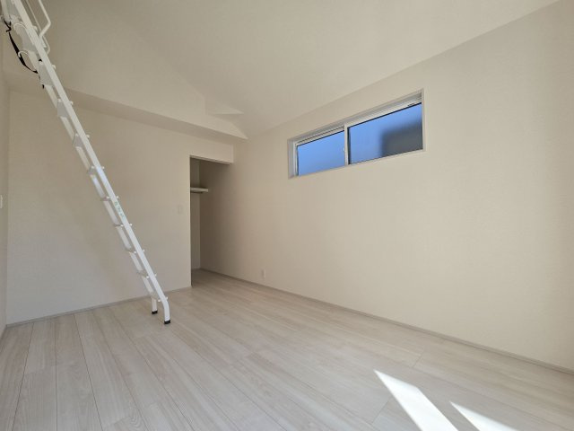 福岡市東区奈多1丁目第1-2棟（1号棟）の寝室|主寝室には収納力に優れたクローゼットがありますので、お部屋もすっきり片付きます。