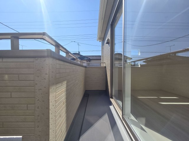 福岡市東区奈多1丁目第1-2棟（1号棟）のバルコニー|風をしっかりと感じられるバルコニーでは、毎日が洗濯日和です。広々としているので洗濯も楽しくなるでしょうし、気分転換にバルコニーからの眺めを楽しむのもいいでしょう。