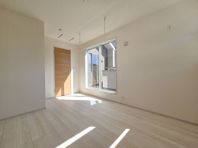 福岡市東区奈多1丁目第1-2棟（1号棟）の洋室|採光良好な洋室は全居室、複層ガラスの遮熱効果と断熱効果で、一年中快適に過ごせます。