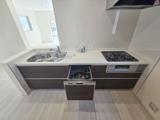 福岡市東区奈多1丁目第1-2棟（1号棟）のキッチン|ご家族を近くに感じられる対面キッチンのLDK。会話もはずみそうですね。