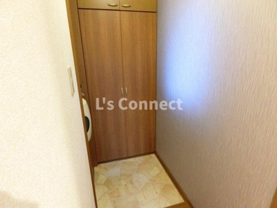 【玄関】 | リビングタウン将監Ａ | 背の高い下駄箱で靴も収納できます。