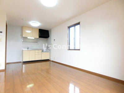 【居間・リビング】 | リビングタウン将監Ａ | １０帖のＬＤＫ。角部屋で２面に窓があります。