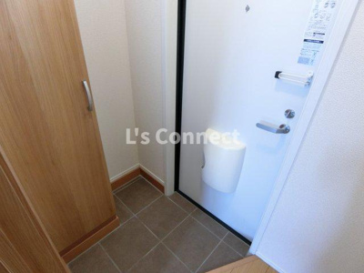 【玄関】 | サニーハイムⅡ | 背の高い下駄箱には鏡付きで身だしなみチェック。