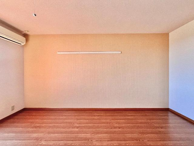 アランチーノの内装|暖かみのあるベージュのアクセントクロス