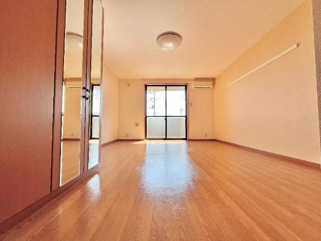 アランチーノの内装|広々12帖の洋室です