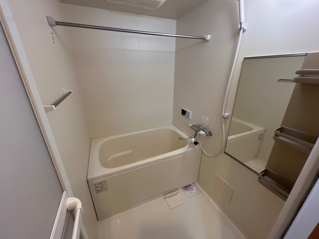 グランウッド雅の浴室|追い焚き・浴室乾燥機付きのお風呂です♪