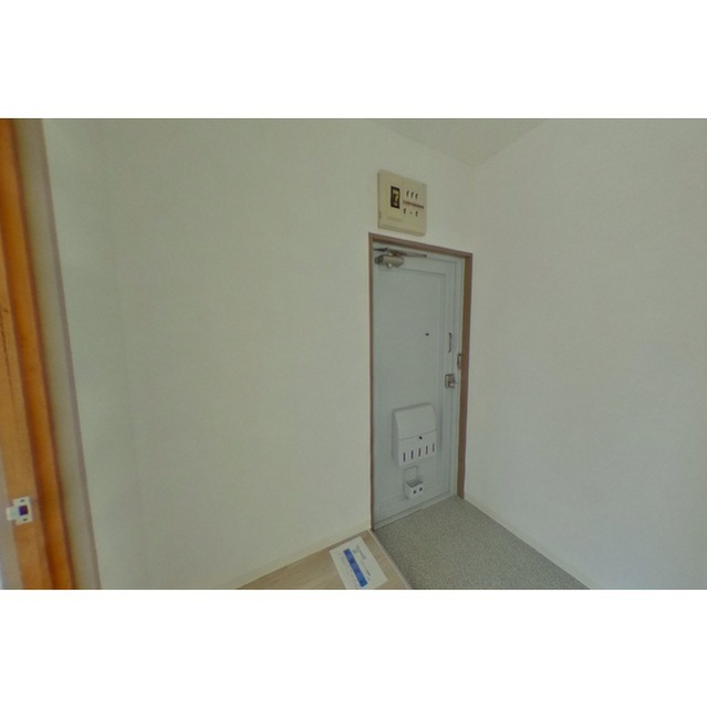 羽島郡岐南町薬師寺５丁目のアパートの玄関