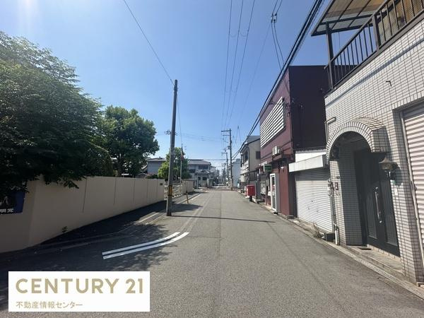 【前面道路含む現地写真】 | 1，2階にキッチンがあるため二世帯住宅にも！